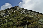 47 Strappo finale su pietraia per la cresta di vetta